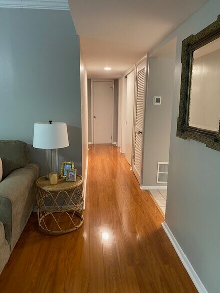 Hall Way - 1002 Woodland Vlg