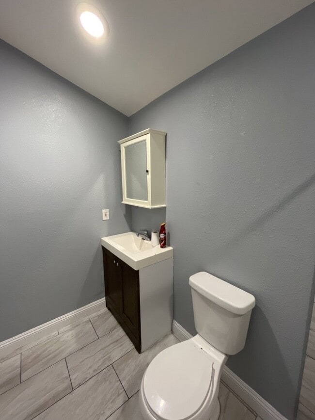 Building Photo - ALL UTILITIES INCLUDED STUDIO CENTRALLY LO...