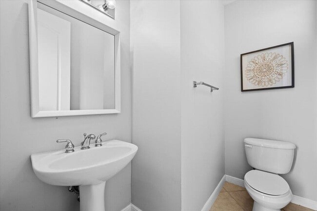 Building Photo - 647 Castle Dr