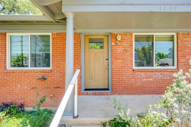 Building Photo - 1707 Overhill Dr