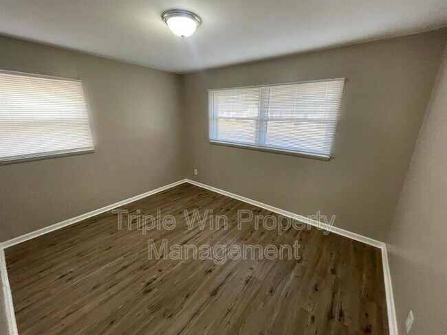 Building Photo - 360 Shepley Dr
