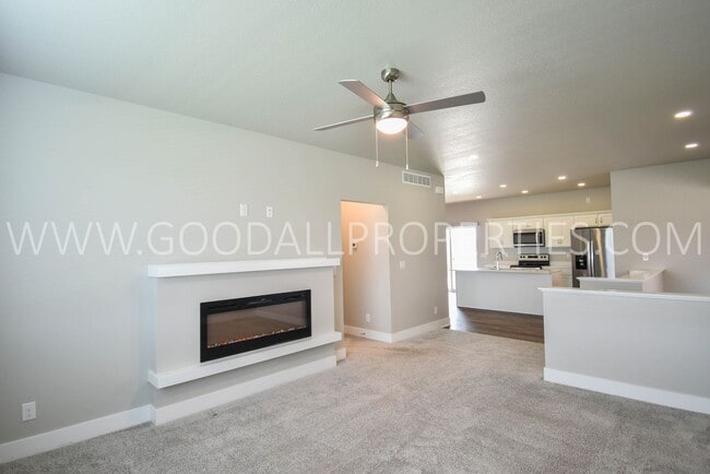 Building Photo - Modern Style Ranch, 3 bedroom 2.5 bath hom...