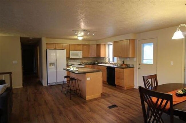 Building Photo - 906 Summit Dr