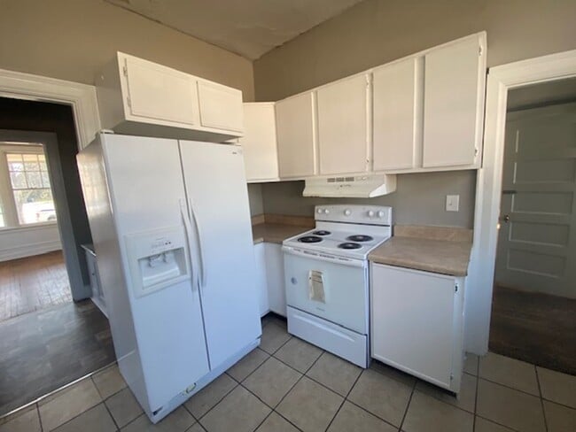 Building Photo - 4 bedroom 2.5 bath house with bonus room