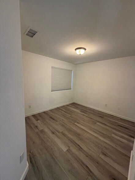 Building Photo - 1124 W Laurel Ave