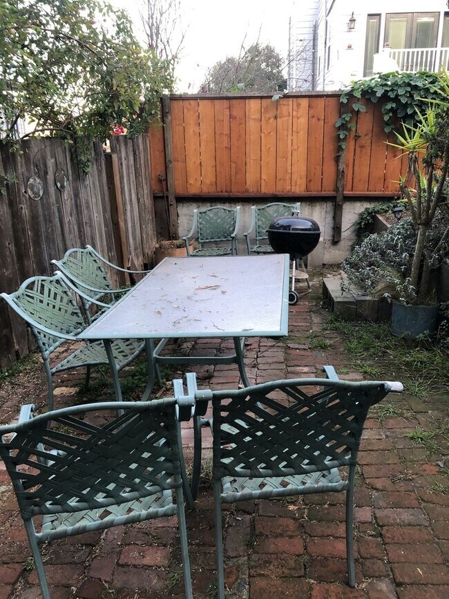 Building Photo - 1 bedroom w/ Washer and Dryer**Excellent City View! Open Sat/Sun, 3-4.