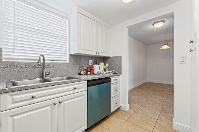 Building Photo - 9375 Fontainebleau Blvd