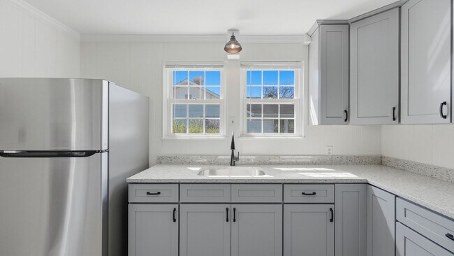 Building Photo - 3 bedroom White Oak home available NOW!