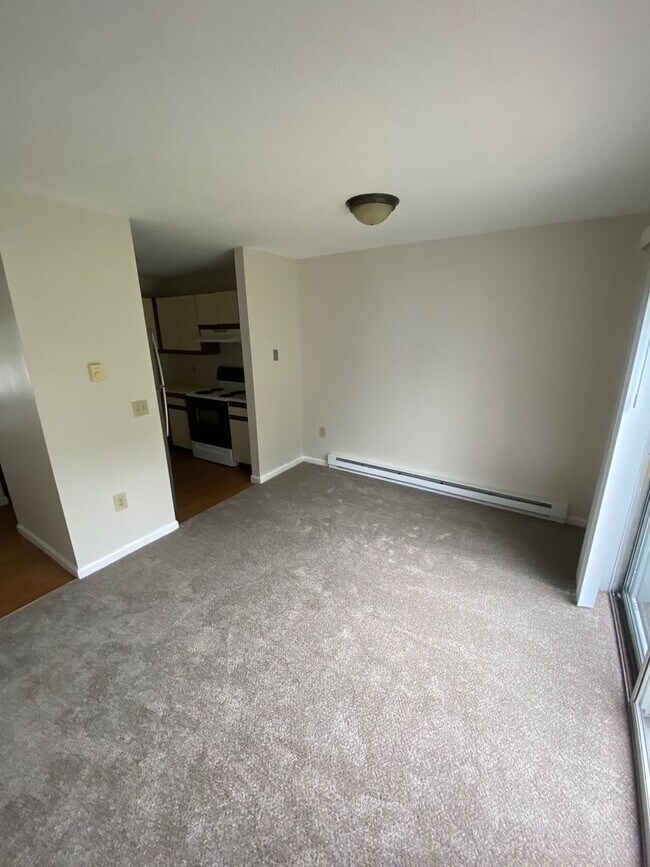 Building Photo - 2 Bedroom Apartment for Rent in Rochester, NH!