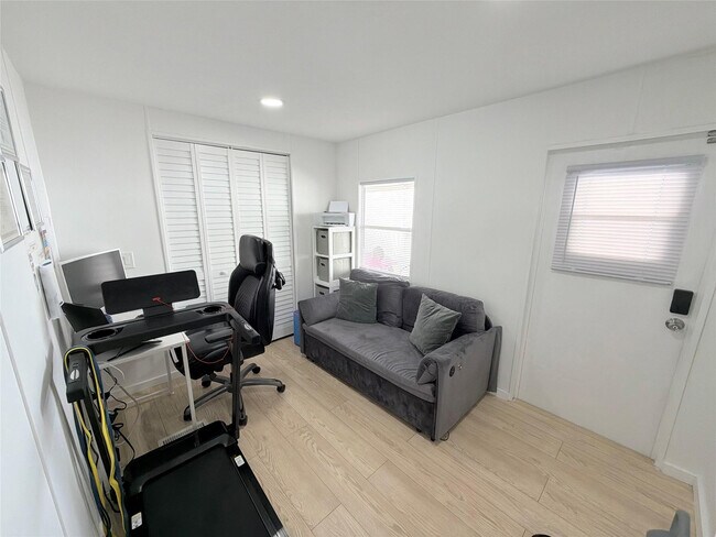 Building Photo - 5221 SW 25th Ave