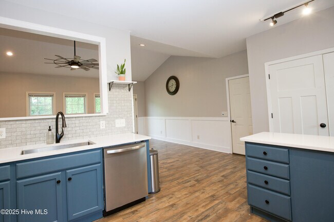 Building Photo - 102 Willow Creek Ln