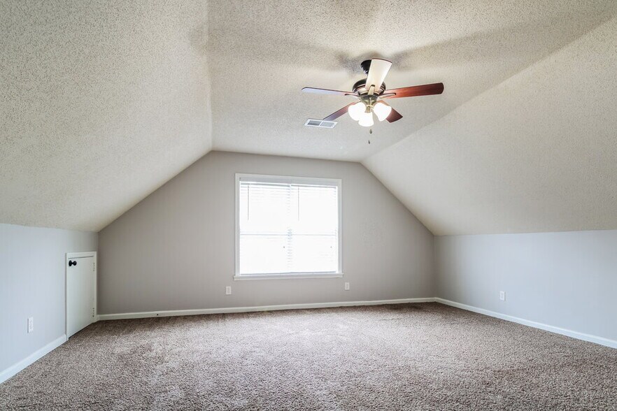 Building Photo - 6331 Fairway Hill Cove