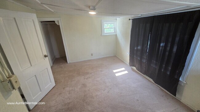 Building Photo - 4 bed with office, upper level Duplex pets...