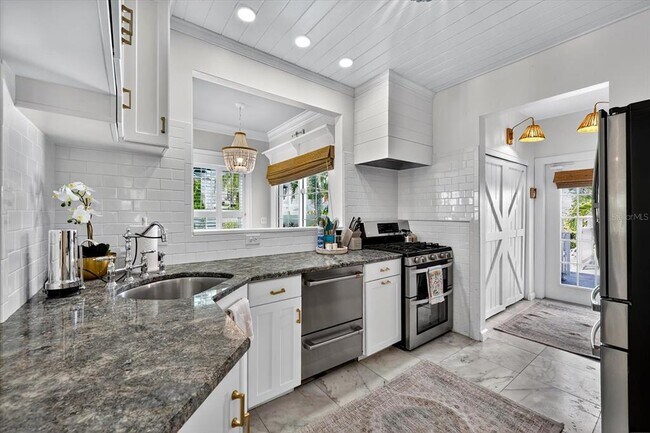 Building Photo - 235 10th Ave NE