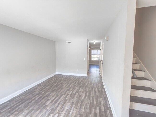 Building Photo - 2BR Townhome in West Ashley – Prime Location & Fresh Updates!