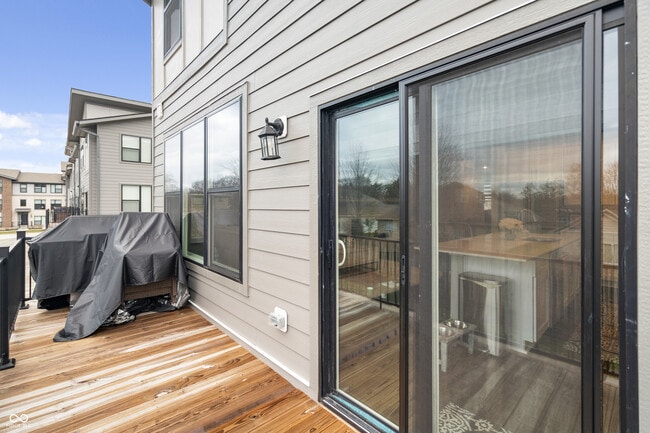 Building Photo - 661 Golborne St