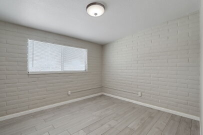 Building Photo - 2 bedroom, 1 bathroom single-story duplex
