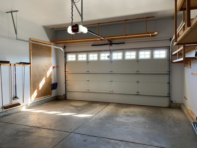 Building Photo - LARGE 3 BED 3 BATH TOWNHOME IN THE DESIRABLE POINTE NEIGHBORHOOD