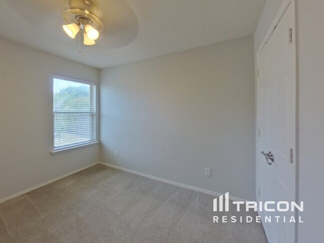 Building Photo - 817 Village Point Ln