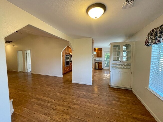 Building Photo - Beautiful 3 Bedroom 2 Bath Single Family H...