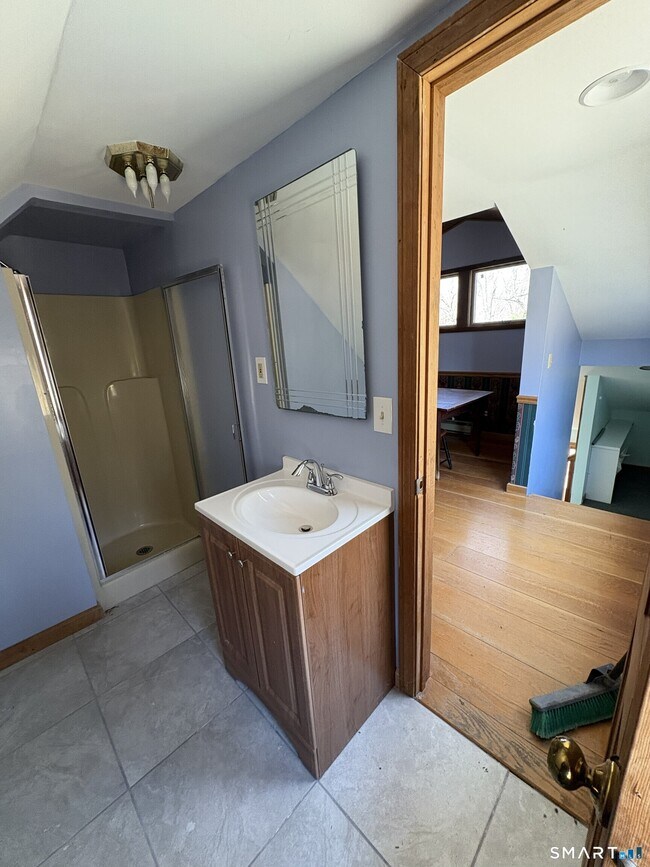 Building Photo - 40 Looking Glass Hill Rd