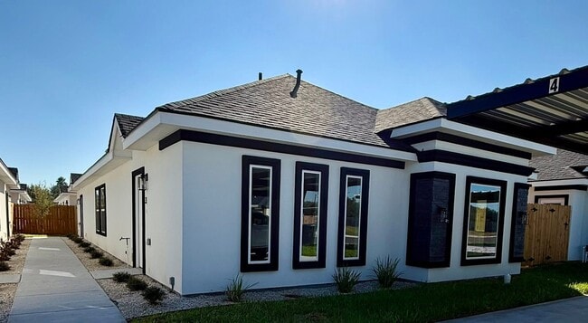 Building Photo - 1412 S Xanthia St