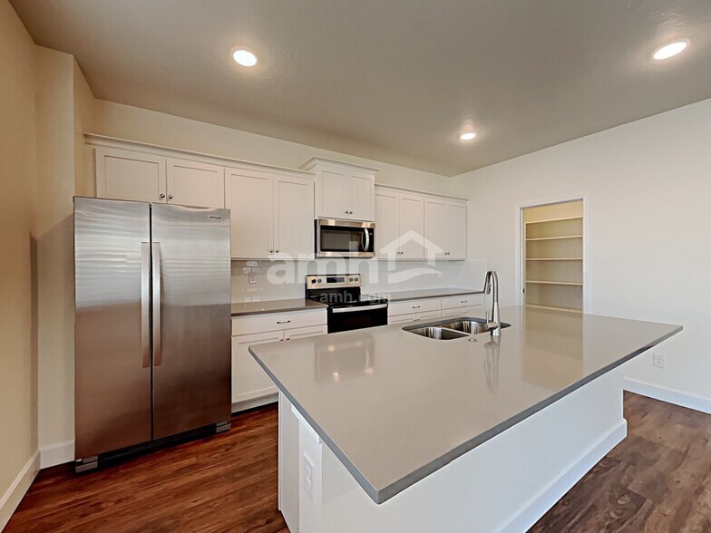 Building Photo - 842 N Garnet Creek Ave
