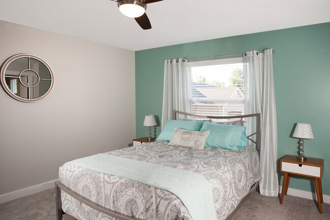 Building Photo - 2 Bedroom, 2.5 Bath Premium Townhome