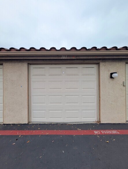 Building Photo - 4852 Cabana Dr