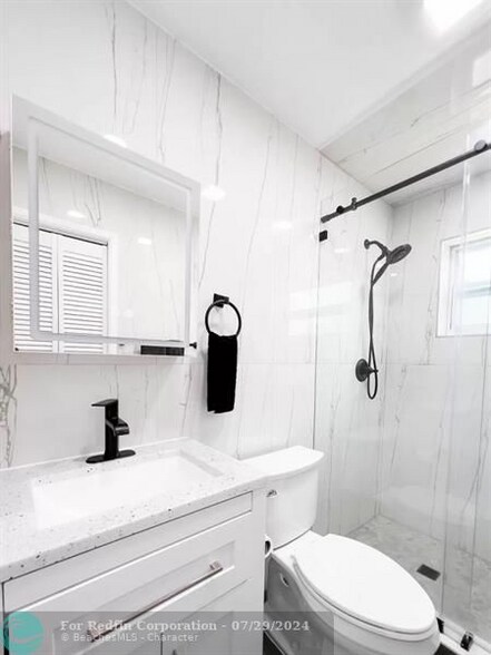 Building Photo - 5140 NE 3rd Ave