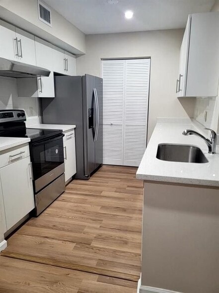 Building Photo - 4844 N State Rd 7