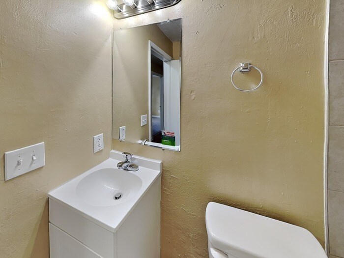 Building Photo - 1737 Ave C NE