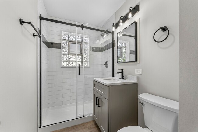 Building Photo - 740 E North Broadway St