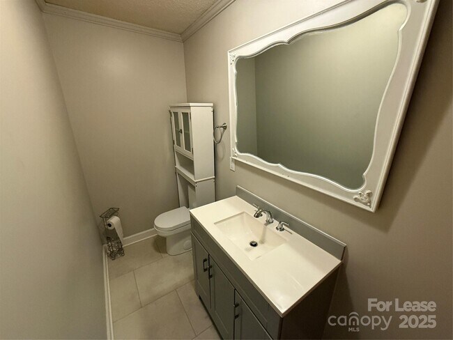 Building Photo - 317 Dakota St