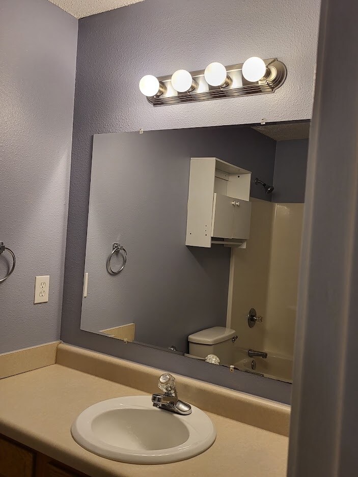 Building Photo - 616 NE Fenway Ave