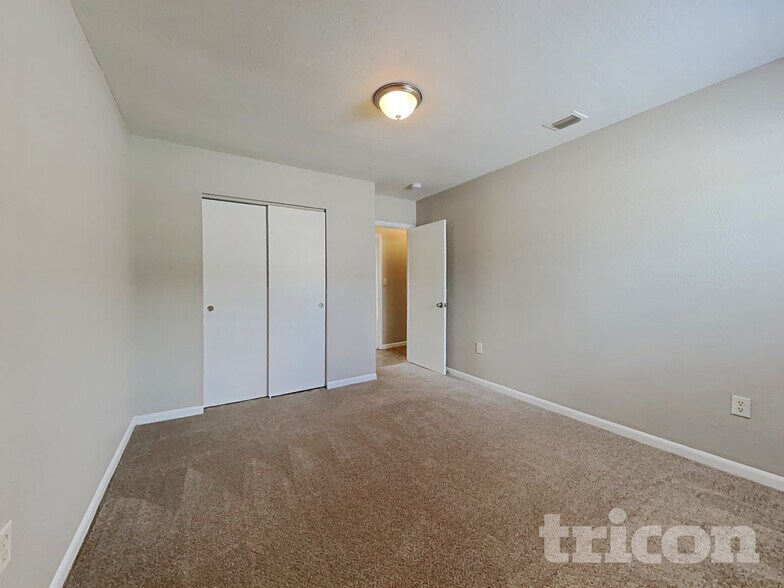 Building Photo - 1408 Highview Rd