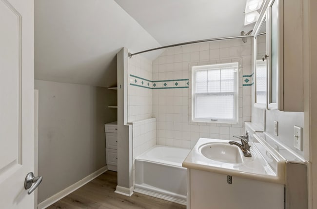 Building Photo - 519 S 56th St
