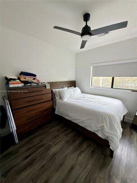 Building Photo - 913 NW 45th Ter