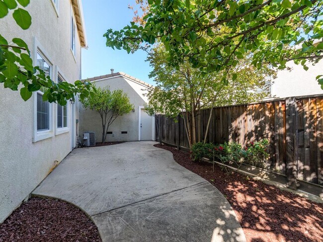 Building Photo - Beautiful Enclave updated unit!