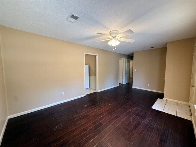 Building Photo - 2208 Sycamore Pl