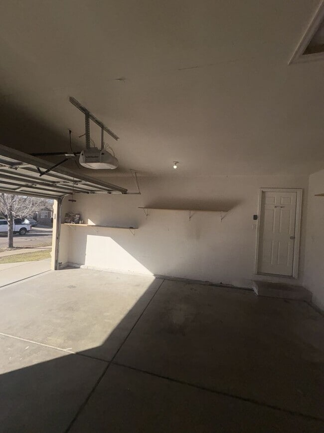 Building Photo - Spacious 5 Bedroom, 3 Bath Ranch Home with 2-Car Garage