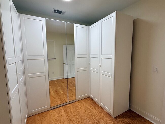 Building Photo - 2000 Davenport Ave