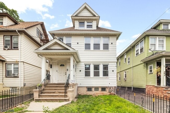 Building Photo - 827 Murray St