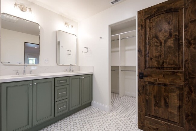 Building Photo - Restored 1928 Spanish in the Heart of Kensington