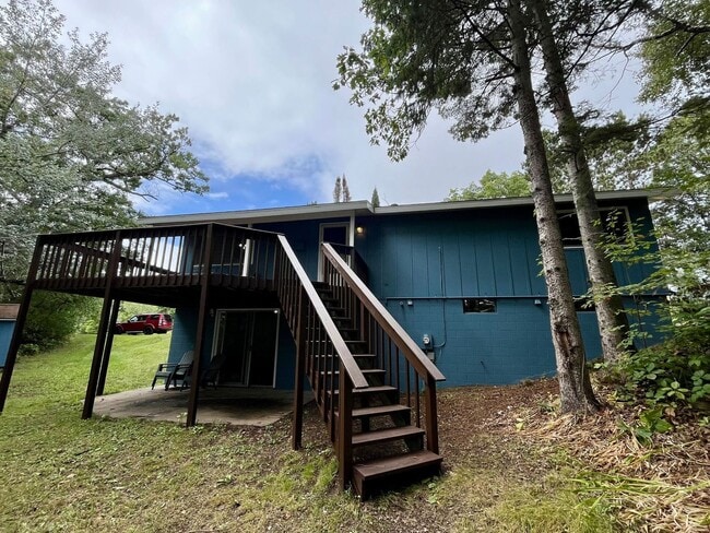 Building Photo - 3 Bed 1 Bath in Rhinelander on the water!