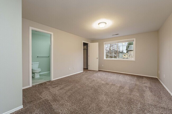 Building Photo - Recently Updated 3 Bedroom 2.5 Bath Duplex - Located in Convenient Hazel Dell Neighborhood