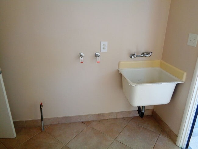 Building Photo - 2 Bedroom 1 Bath Duplex for Rent in Uptown Whittier