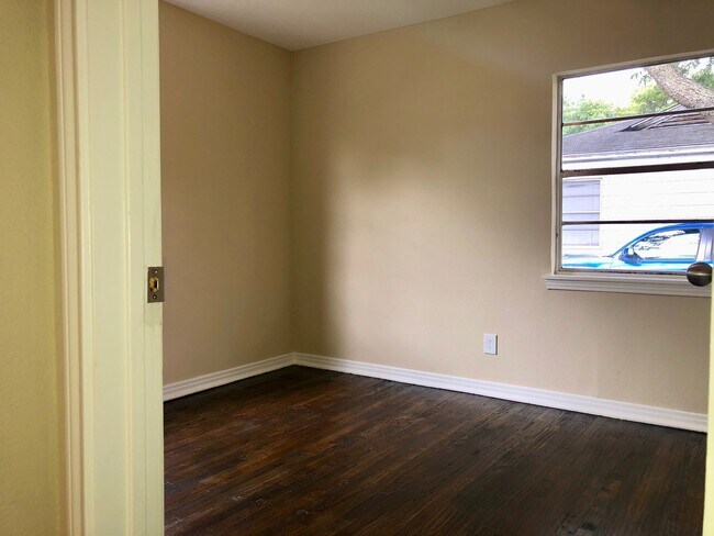 Building Photo - 2 Bedrooms - 1 Bathroom - LARGE Backyard!