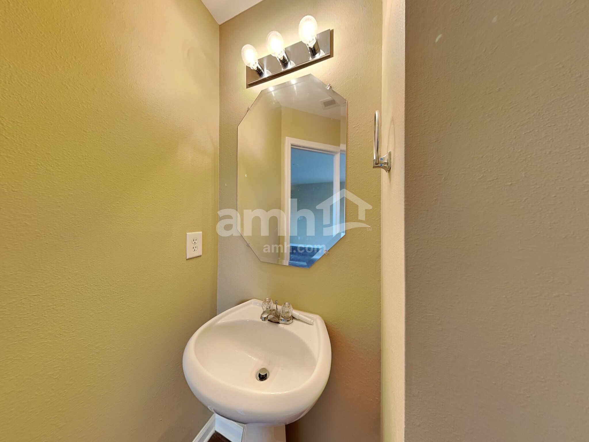 Building Photo - 2524 Ingleside Dr