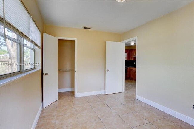 Building Photo - 3 bedroom in Hollywood FL 33024